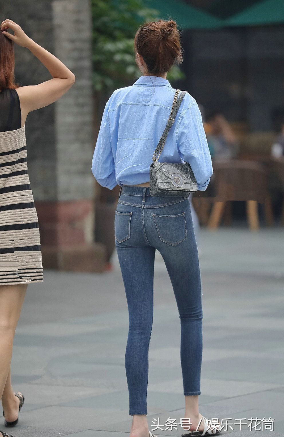 牛仔裤+衬衫打结的穿法尽显街头时尚