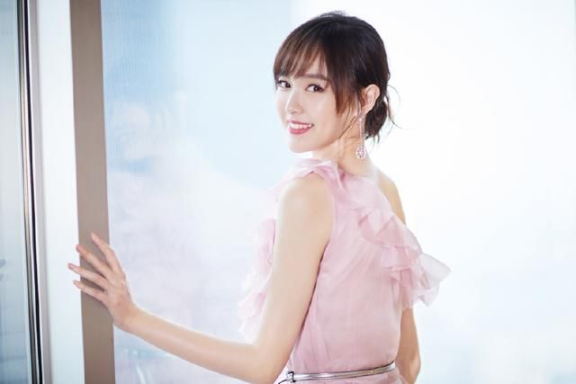 35岁唐嫣仅扎了一款丸子头，瞬间嫩回18岁少女，网友:罗晋好眼光