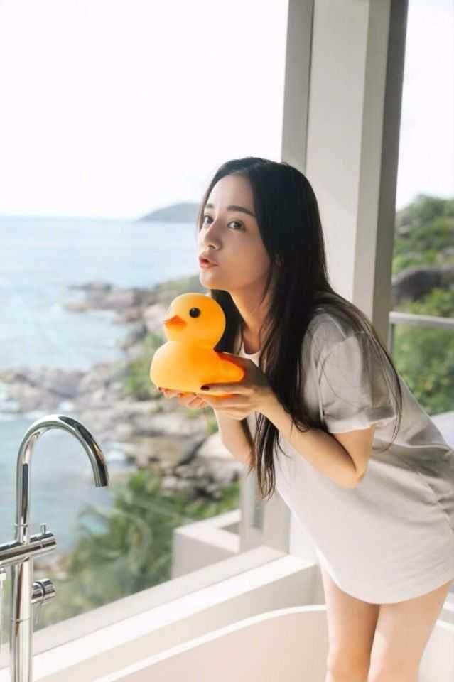 迪丽热巴穿白色T恤玩转下衣失踪，头顶小黄鸭可爱感爆棚！