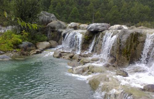 云南一处不为人知的仙人遗田，极其静谧，可与土耳其棉花堡相媲美