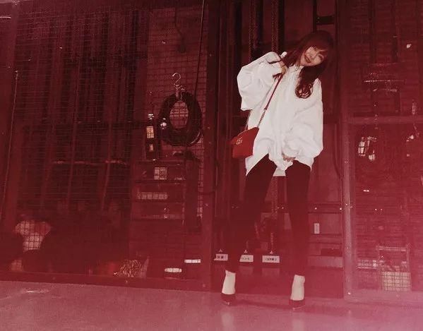 好看| 石原里美游香港穿这样!黑白单品永远不过时还用强调?