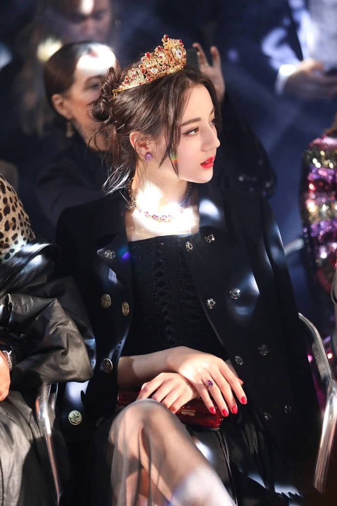 迪丽热巴未精修照片流出，头戴皇冠美到不敢认，网友：是女王本人