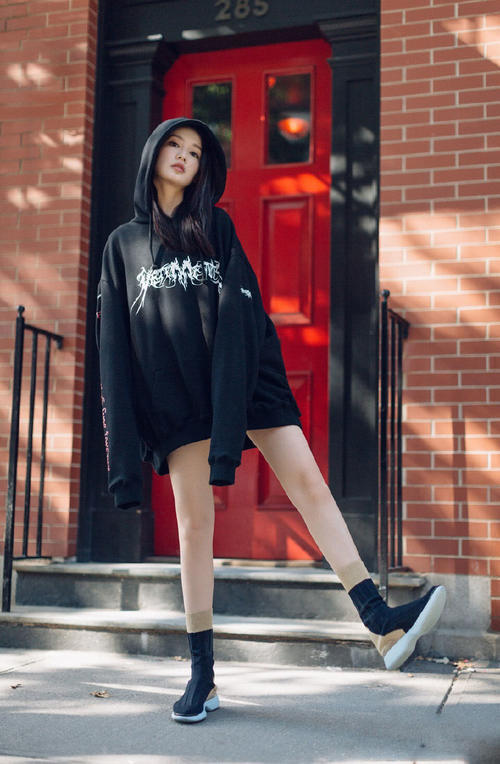 保守的李沁居然在发布会上这么穿，坐下来什么都被看光啦！