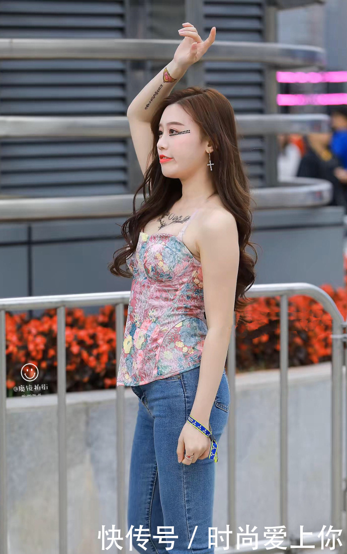 街拍：白色的紧身衣造型感十足，小姐姐上身特别显气质