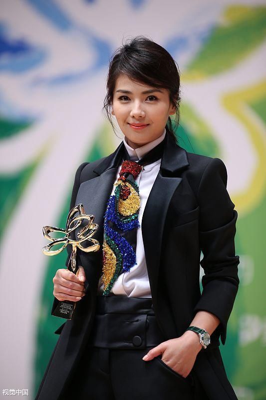 继李小璐出轨事件后，卓伟曝光“L”姓女星同侍父子俩