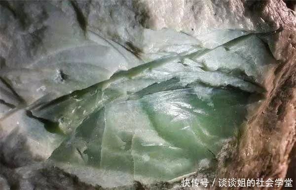 曾经600吨的玉石王，如今却无人问津，只有一人一狗看守