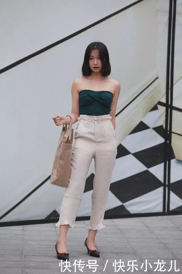 #宽松#街拍:小姐姐内搭宽松的黑色吊带连衣裙,加上高跟鞋的加持尽显高贵优雅