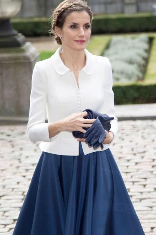 西班牙王后白色裙装亮相典礼气质完胜凯特，她才是凯特的时尚劲敌
