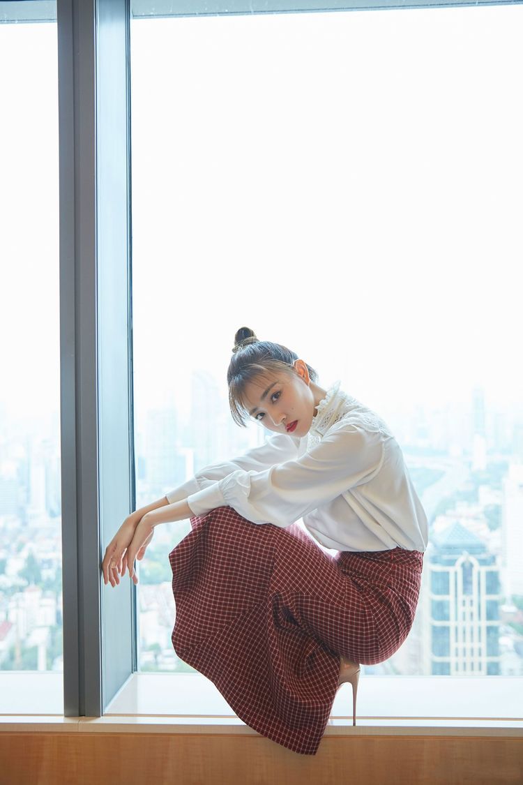 徐璐为了美真是拼，脚踩“两根针”出席活动，网友：断了就糗大了