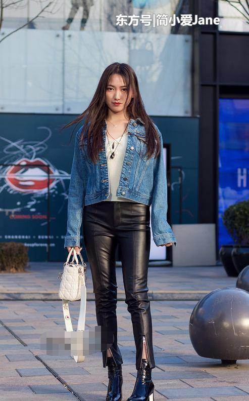 街拍：秋季已来，皮裤上线，美女穿皮裤能让腿部紧绷又有型！