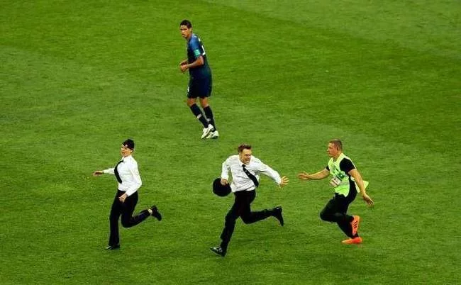 四名球迷冲进球场球员被吓懵 世界杯决赛被迫中断姆巴佩背锅