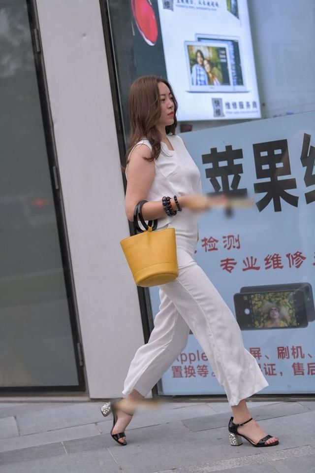 高清街拍：紧身牛仔裤修饰迷人曲线，恰到好处的设计，干练不拖沓