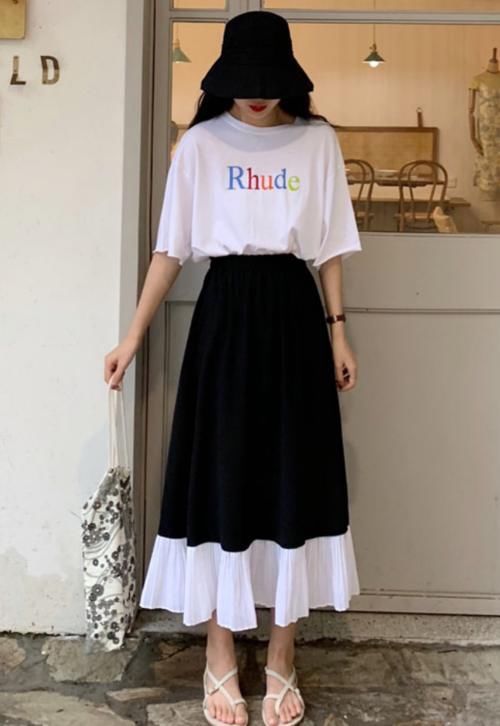 「设计是很」女生别傻乎乎整天穿裤子了,仙女都爱搭“过膝裙”,显瘦还时髦