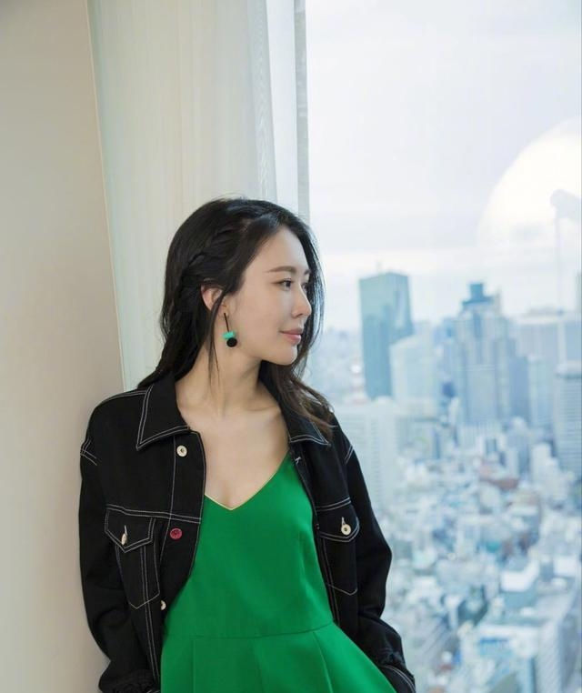  「白袜子」路人街拍,小姐姐穿着白袜子,这身打扮充满小可爱的气息!