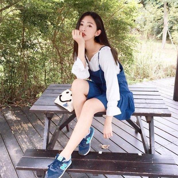 笑容甜美的小清新美女, 好身材能驾驭各种风格的衣服, 清爽又自然