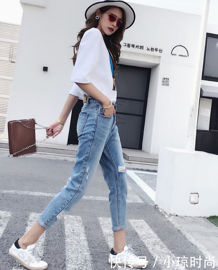 紧身牛仔裤轻松穿出活力少女风，塑造清新温柔女神范