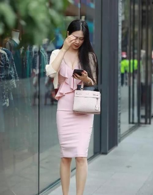  『美女』美女时尚街拍：丰盈窈窕的美女，一件黑色的风衣长款外套，时尚大方气质范