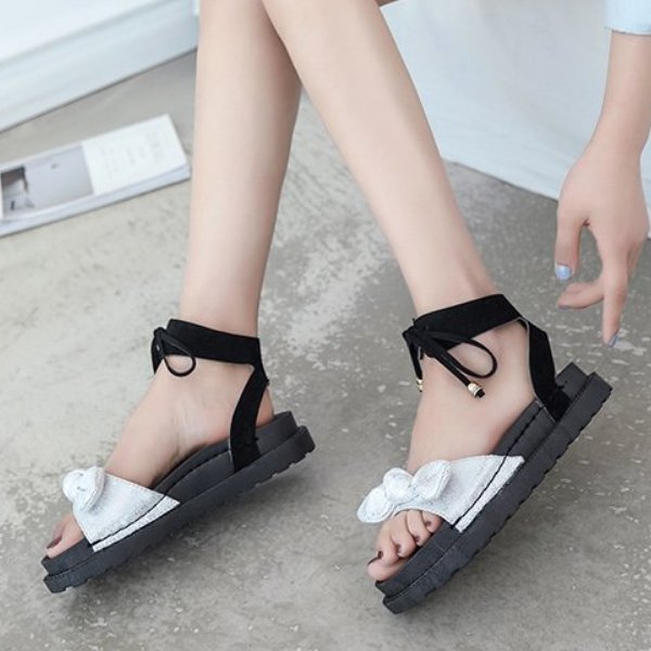 女人们别傻傻的穿高跟鞋了，今年最火的是这些凉鞋，你还不知道吗