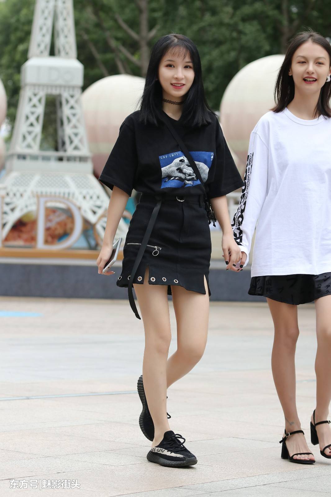 街拍：五对逛街的姐妹花，图五穿黑裙的小姐姐靓丽的纹身非常性感