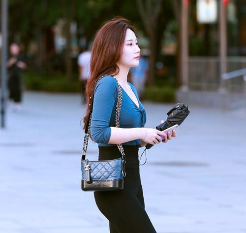 街拍：气质女神浑身上下散发着女性的魅力，显高又显瘦特别的时尚