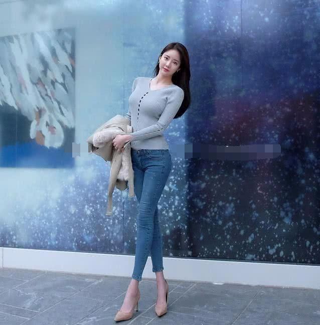 大长腿的她们，是这样穿修身牛仔裤的，夏天也非常耐人寻味！