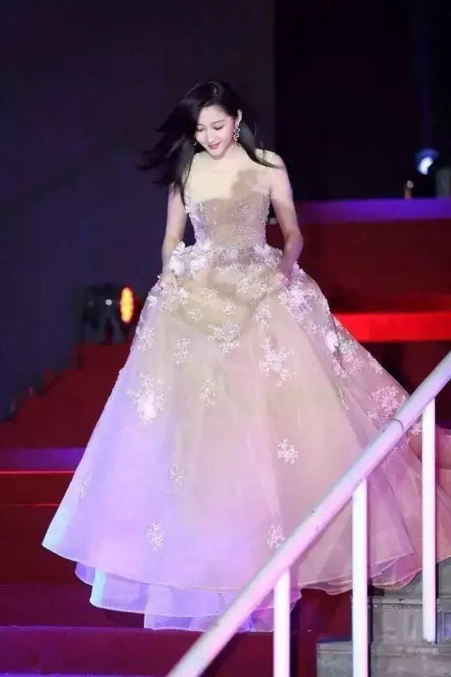 关晓彤终于长开了，裸色礼服女人味爆棚，网友:鹿晗真有眼光