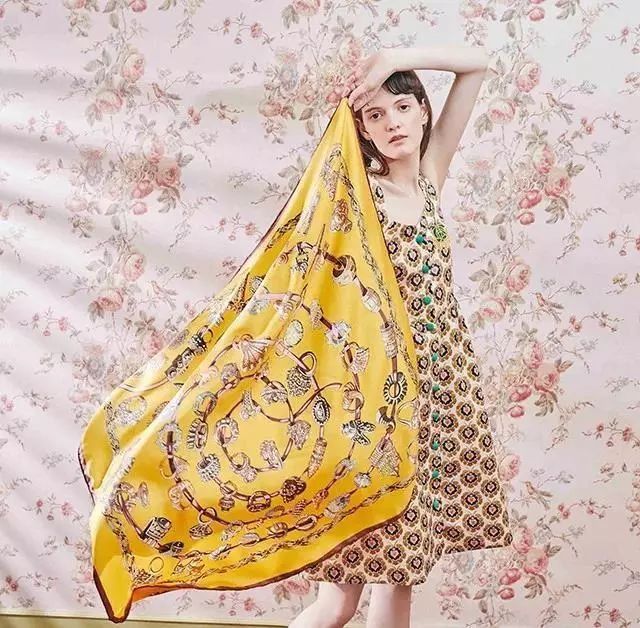 一条丝巾，拯救你无聊的穿搭