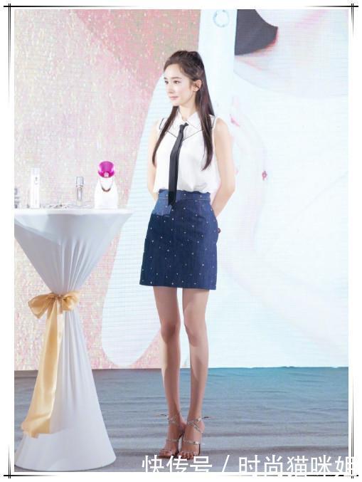 21岁关晓彤与32岁杨幂同穿牛仔裙，竟一个青春校花，一个邋遢阿姨