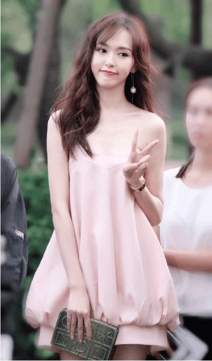 这样的裙子都能驾驭，唐嫣的大长腿果然名不虚传