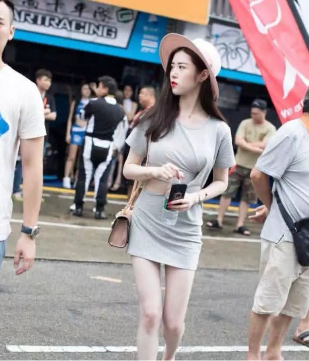 街拍：紧身连衣裙小姐姐：神秘性感又具有清纯的味道