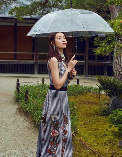 38岁董洁穿运动裤装少女，踩了一双“易拉罐鞋”，还会发亮！