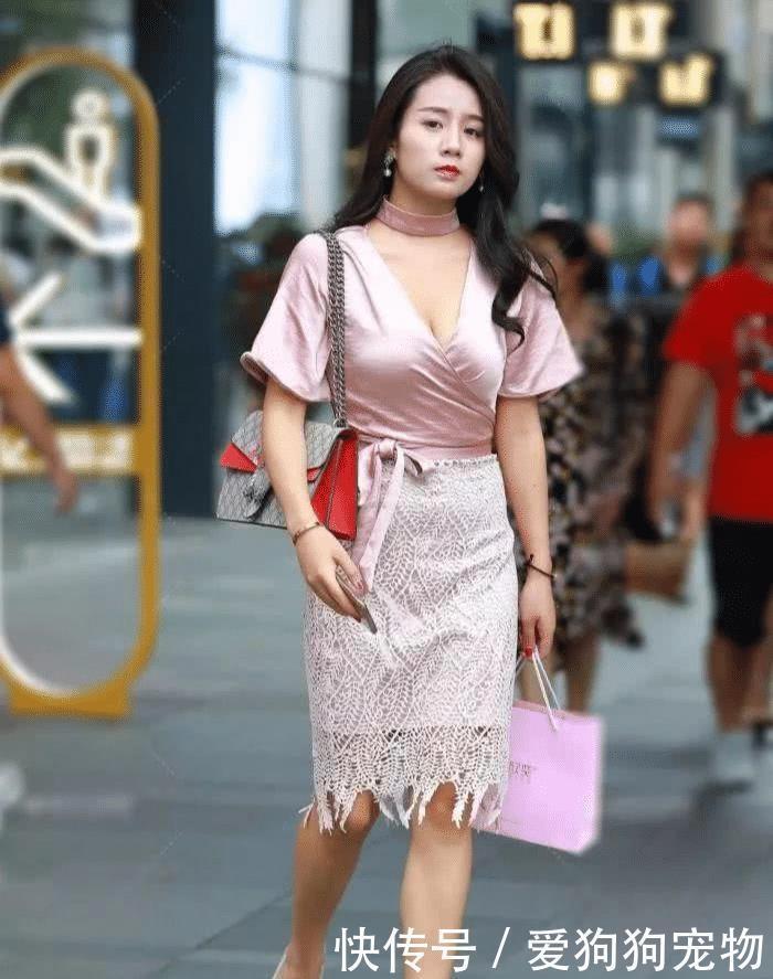 追求|街拍追求时尚的正确做法,不是素面朝天,也不是浓妆艳抹