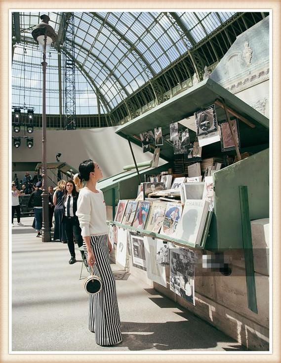 机场上的周迅邋遢不堪，时装周上却美出天际，网友：这才是真女神