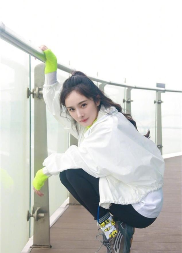 【 上头】叫“裤子塞袜子”,杨幂热巴“上头”了,最近流行一种新搭配