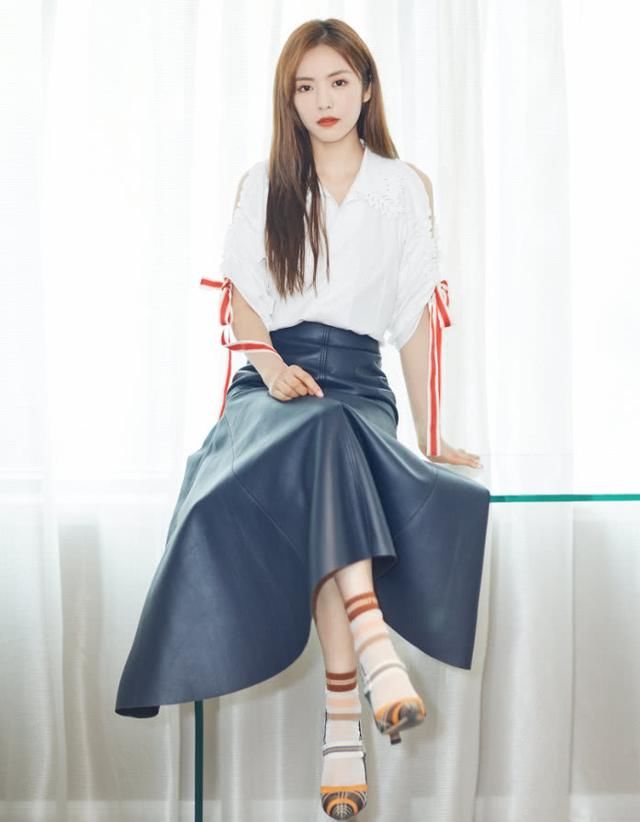 蔡文静怕脚臭?高跟鞋里穿这么厚的袜子，不过跟鞋子颜色真配!