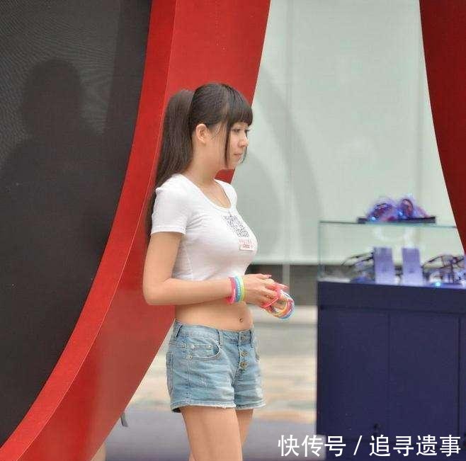 紧身裤时尚甜美, 视觉上更加的靓丽, 衬着妹子气质优雅不俗