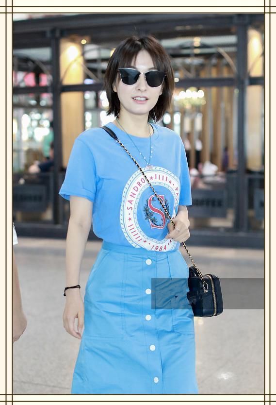 吴昕真会扮嫩！蓝T配蓝裙秒变高中生，网友：搞不懂潘玮柏咋想的