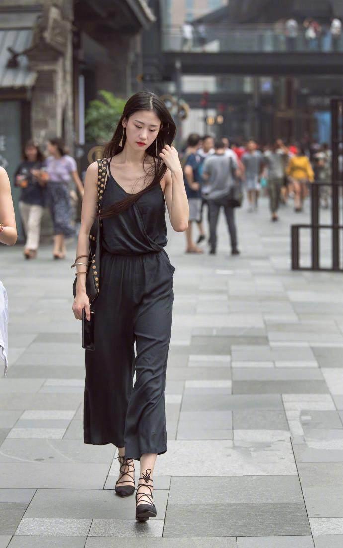 国内街拍 每个是艳美绝俗气质美女 双腿修长 很会抢风头！