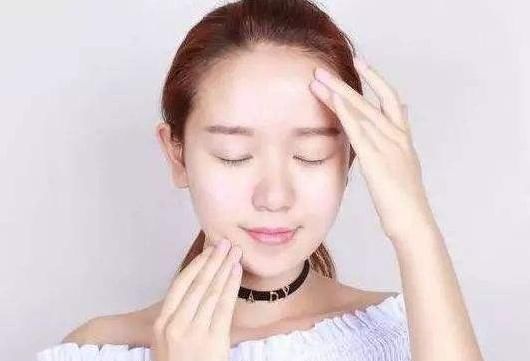  [次清洁]经常化妆还皮肤好的人，一般会有3个好习惯，第1个你可能坚持不了