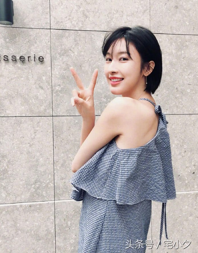 张俪身穿黑白漏肩吊带裙，纤细的小腿非常抢镜