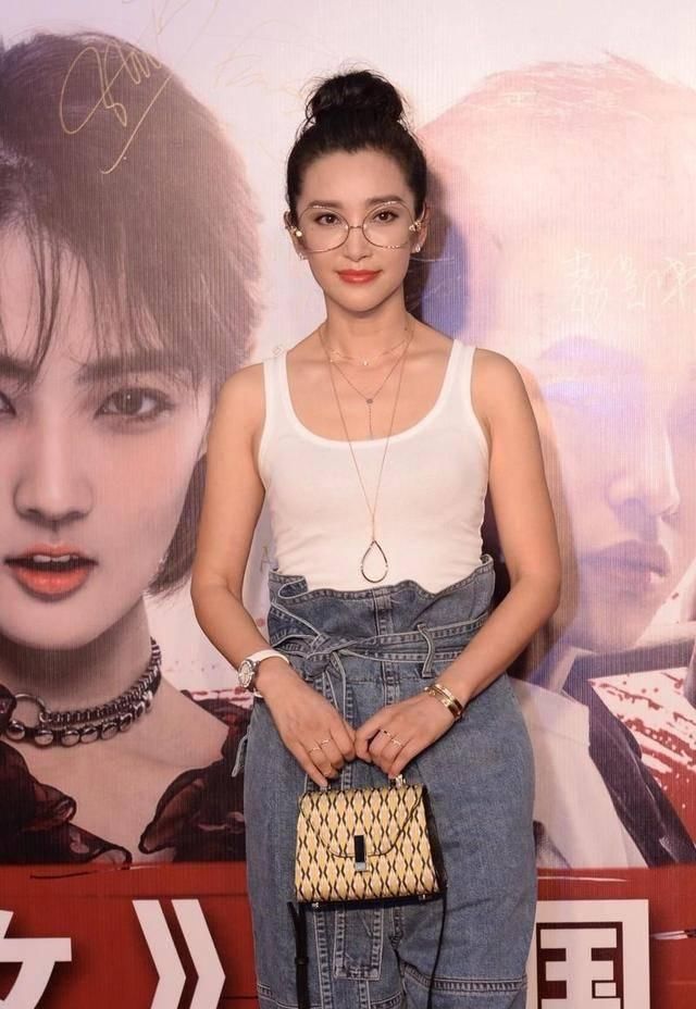  『女人』女人已过40少穿连帽卫衣牛仔裤子，条纹衬衫搭配牛仔裤子，真显年轻