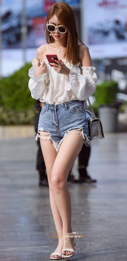 清纯玉女蓝色紧身牛仔短裤破出肥硕臀线，白皙的双腿很吸睛