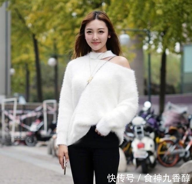 不失|街拍:小姐姐时髦的白色上衣搭配打底裤,款式好看也不失大方!