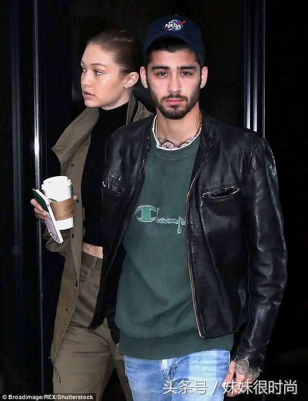 名模哈迪德穿露脐装，小蛮腰实在太纤细，这么瘦的牛仔裤都撑不满