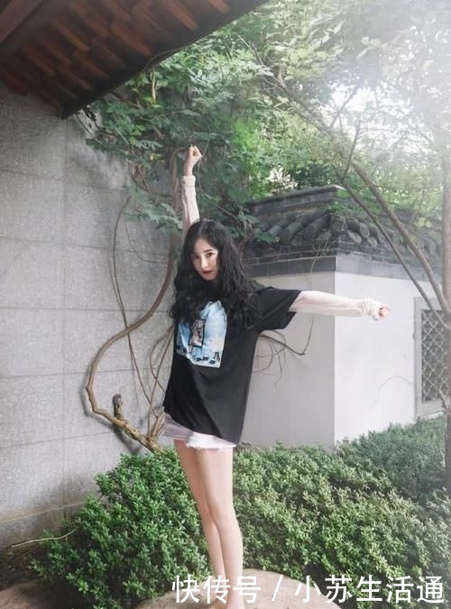 #美出#杨幂又美出了新高度！黑色T恤搭配白色短裤，卷发造型超减龄