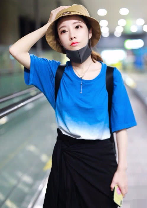 冯提莫现身，身上穿着“蓝天白云”甜美动人！