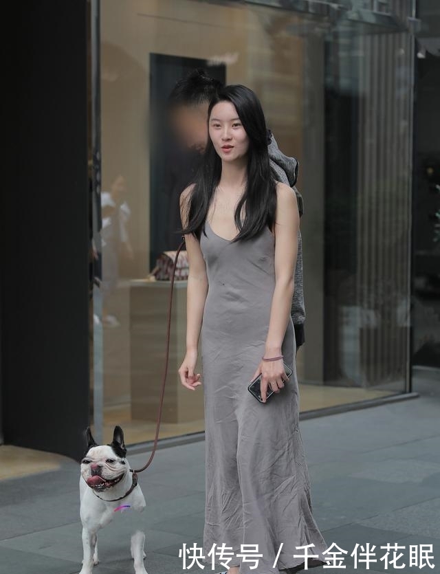 『小姐姐』等待一秒钟入夏?茫茫裙海之中的这条裙子,让你性感又显腿长!