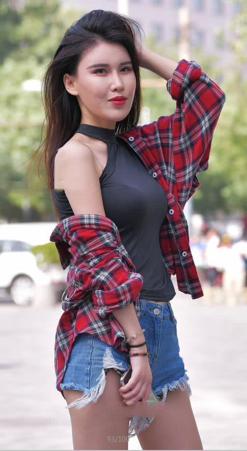 气势女神蓝色破洞牛仔短裤显出白皙大长腿，独一无二气势无人能敌