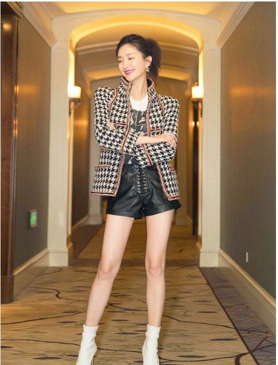 江疏影穿爆款高腰短裤，大长腿谁看谁喜欢，网友:大过年不敢吃了