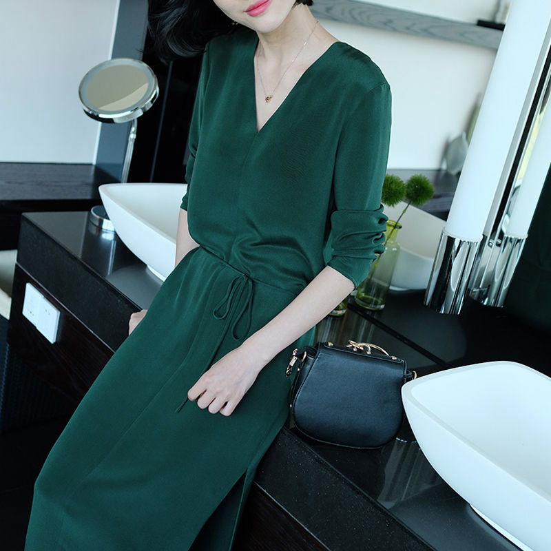 40岁女人别穿太花哨，学下面女人穿素雅裙+尖头鞋，温婉有气质